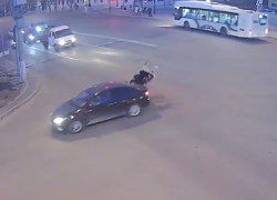 Мотоциклист с пассажиром сделали сальто у колес машины в Волгограде — шок-видео