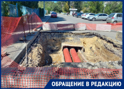 Гигантская яма появилась вместо дороги у детсада Волгограда 