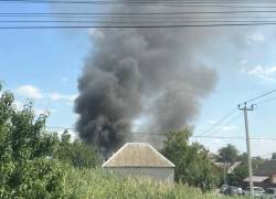 Гигантский столб черного дыма возник на юге Волгограда 