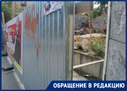 Таблички с именами погибших в грязи, вокруг пивные банки: мэра Волгограда «ткнули носом» в превратившийся в туалет памятник ВОВ