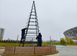 Новогоднюю ель устанавливают в центре Волгограда 