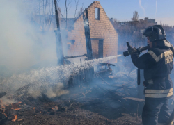 В поселке под Волгоградом два часа горел дом