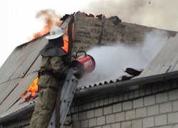 Под Волгоградом неизвестные подожгли частный дом