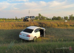 В лобовом столкновении Volkswagen и Renault под Волгоградом 1 человек погиб, 2 пострадали