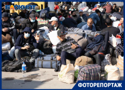 Три поезда отвезут тысячи беженцев в Узбекистан: разбитый ими в Волжском стихийный лагерь в объективе фотографа