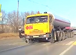 В Волгограде КамАЗ сбил девушку: видео