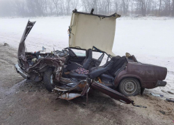 Под Волгоградом на федеральной трассе разбились две легковушки