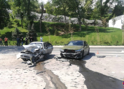 Иномарки в лобовую разнесло на набережной в Волгограде 