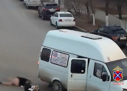 Юная волгоградка выпала из маршрутки на трассе: шок-видео
