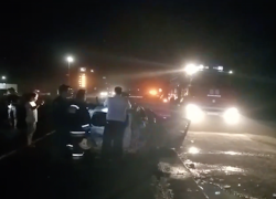 Последствия гибели людей в загоревшейся иномарке сняли на видео под Волгоградом