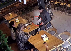 Бородач с ножом-бабочкой набросился на посетителя шашлычной в центре Волгограда: видео 