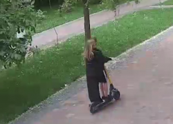 Двое на самокате сбили врача в центре Волгограда: видео