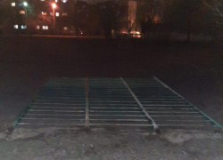 В Волгограде спасают девочку после обрушения шведской стенки в школьном дворе