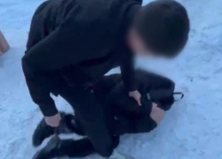 Школьника жестоко избили и заставили извиняться по просьбе 15-летней в Волгограде 