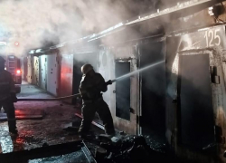 Горела обшивка: подробности о четырех попавших в пожар авто в Волгоградской области