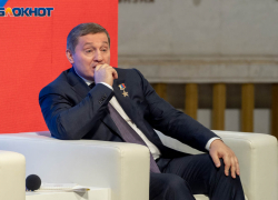 Губернатор Андрей Бочаров призвал подчиненных включить мозги и работать с искрой