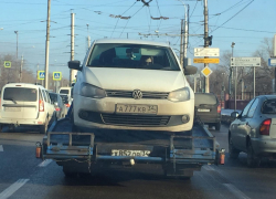 Увезший иномарку с дамой за рулем эвакуатор шокировал волгоградцев