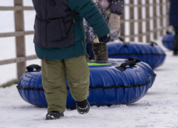 Ребенок на «ватрушке» влетел под колеса авто в Волгограде
