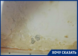 Пожилая волгоградка пять месяцев собирает текущую с потолка воду, а потом вызывает скорую