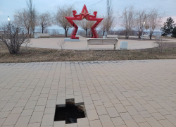 Загадочный провал заметили в знаковом месте волгоградской набережной