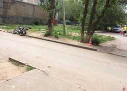 16-летний мотоциклист влетел в дерево на юге Волгограда: двое в больнице