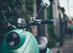 Двое подростков на скутере попали в больницу после столкновения с «Ладой» под Волгоградом