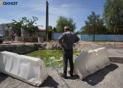 Фонтан забил из трубопровода рядом с котлованом-водопадом в Волгограде