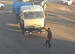 Пытавшийся остановить КамАЗ волгоградец умер в реанимации