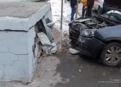 В Волжском «Лада Гранта» врезалась в «Приору» и коллектор: ранены две женщины