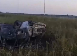 Пассажир погиб в перевернутой сгоревшей «Приоре» на волгоградской трассе — видео 