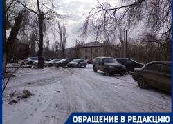 Заводчане "Ахтубы" облюбовали двор МКД под бесплатную парковку: волгоградка возмущена