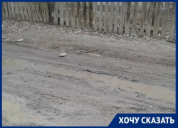 Утопать в грязи приходится жителям двора в Тракторозаводском районе Волгограда