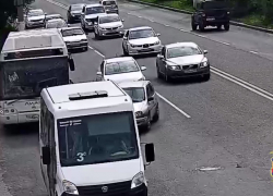 Волгоградка рухнула в автобусе №25 и попала в больницу: видео