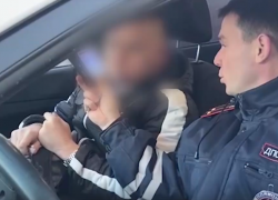 Машина полыхала: полицейская погоня за пьяным подростком в Волгограде попала на видео 