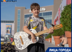 Девятилетний волгоградец играет Цоя и "КиШ" на гитаре на улице ради накоплений на мечту