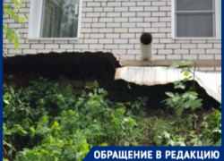 В Волгограде незаконно построенный дом съезжает с горы во двор к соседям