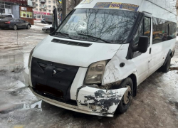 Маршрутка №160 вылетела на тротуар в центре Волгограда