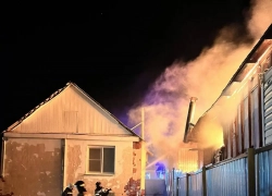 Ночной пожар охватил частный сектор в Волгограде