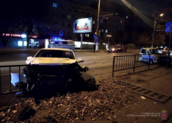 Случайный пешеход и еще два человека пострадали в ДТП с тремя авто на севере Волгограда