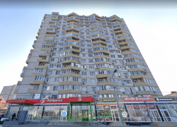 Тело женщины нашли под окнами 18-этажки в Волгограде