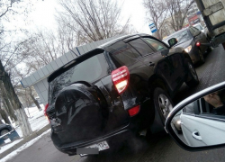В Волгограде водитель крутого внедорожника поставил свою машину посреди дороги на "встречке"