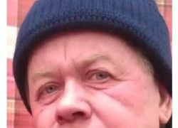 Дедушка в серой рубашке пропал в Волгограде 