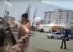 Пронзительный крик и руки на лобовом стекле: иномарка въехала в толпу в Волгограде