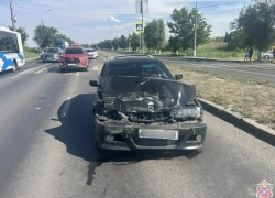 Зумерша на BMW устроила массовую аварию на юге Волгограда и попала в больницу