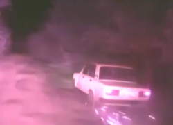 Полицейскую погоню со стрельбой за пьяным волгоградцем на “Жигули” сняли на видео в Саратовской области 