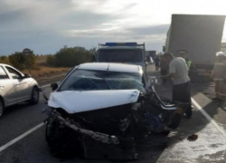 Водитель Ford из Казани врезался в 4 фуры под Волгоградом и чудом выжил