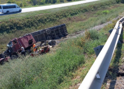 Водитель на тягаче улетел в кювет в Волгоградской области: фото с места ДТП