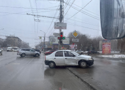 Вылет легковушки на тротуар на площади Чекистов в Волгограде сняли на видео
