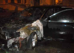 Новую Toyota Camry сожгли неизвестные ночью в Волгограде