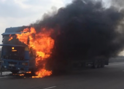 В Волгоградской области на федеральной трассе загорелась фура